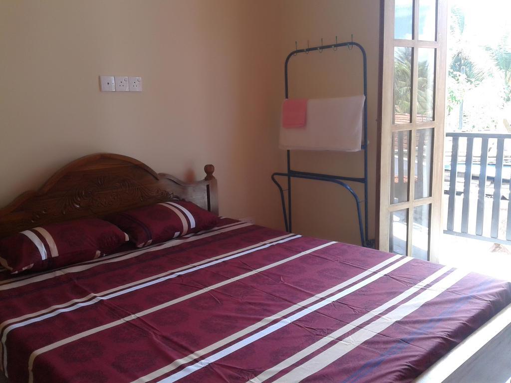 Aurora - Negombo Budget Hostel Bagian luar foto