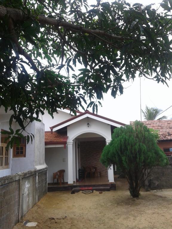Aurora - Negombo Budget Hostel Bagian luar foto