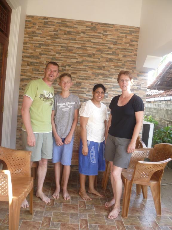 Aurora - Negombo Budget Hostel Bagian luar foto